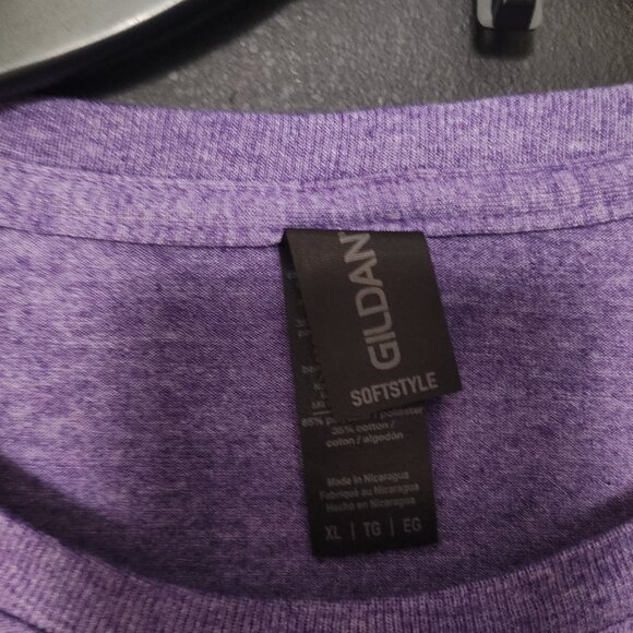 NEW WITH TAGS Gildan Softstyle Rainbow Heart Paw Print T-Shirt - Picture 3 of 3